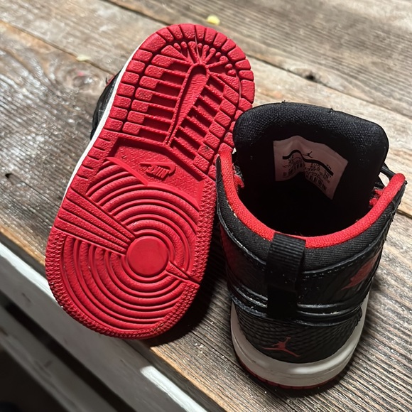 Super clean Black and Red Jordans 4c - Picture 4 of 5